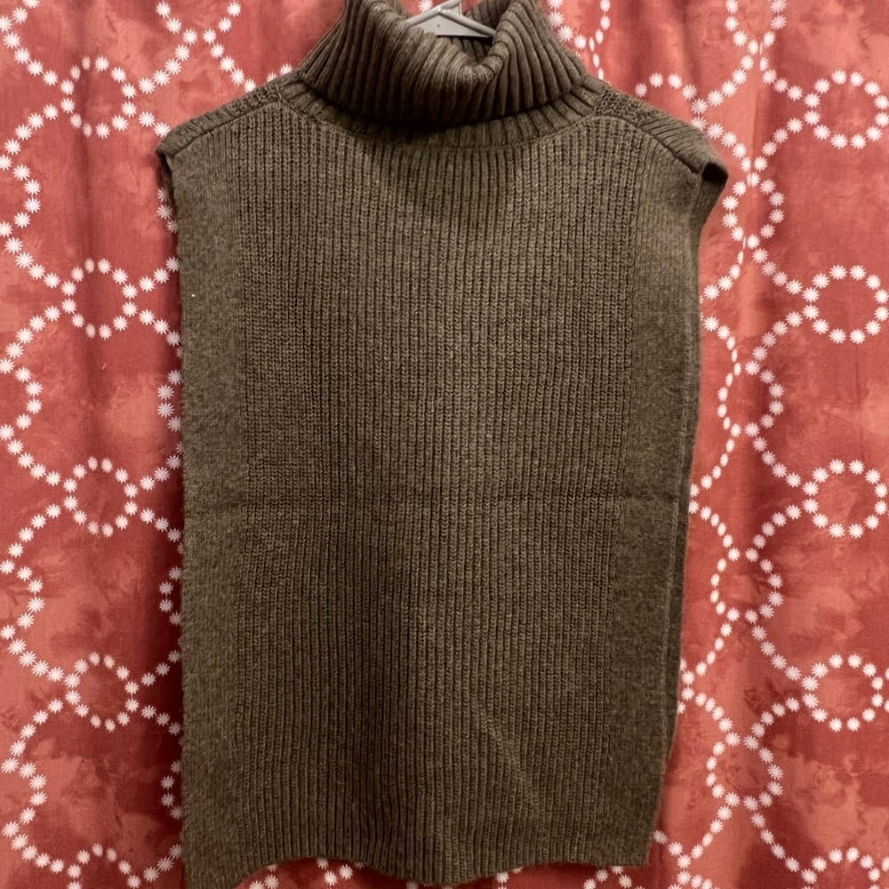Sleeveless sweater top